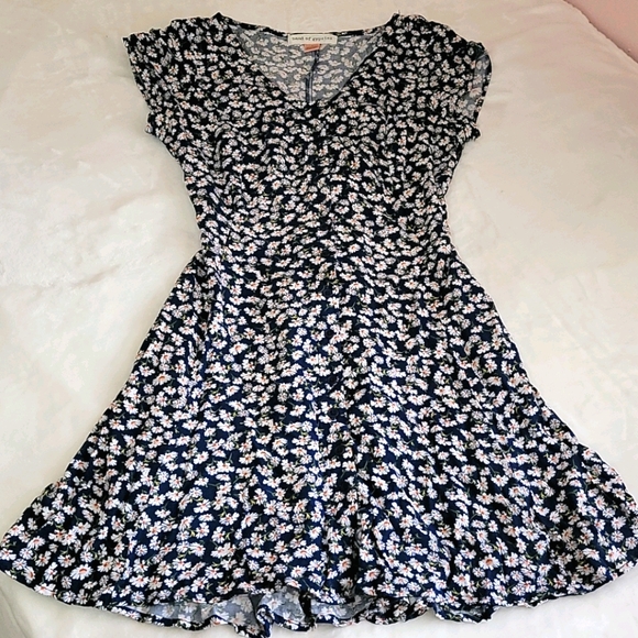Urban Outfitters Dresses & Skirts - 🐛🦋🌱 DAISY SUMMER SUN DRESS BUTTON V NECK